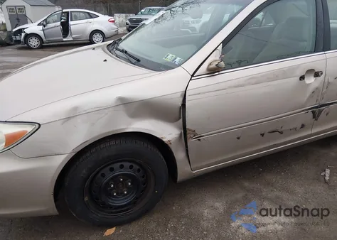 2003 Toyota Camry Le z USA, uszkodzony, nr VIN 4T1BE30KX3U231073